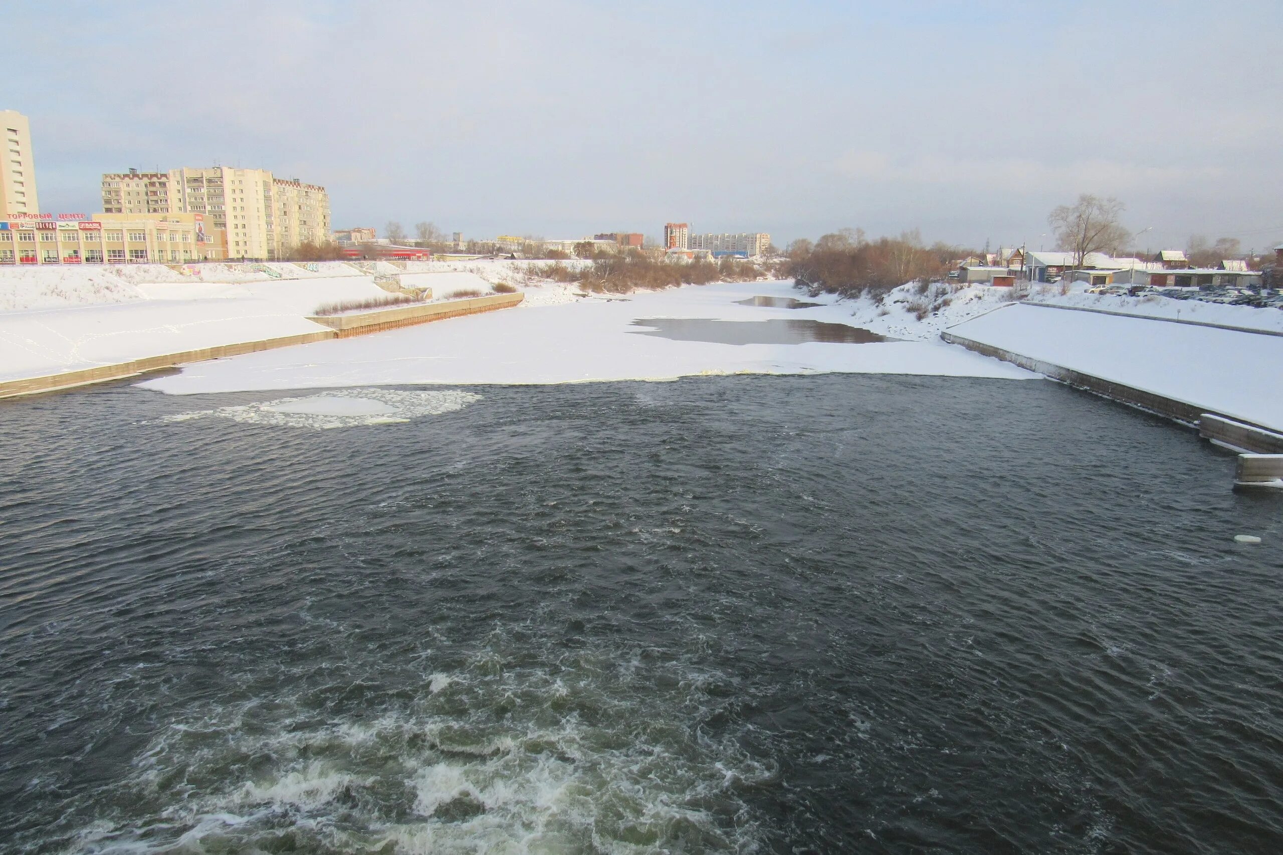 Уровень тобола в городе кургане. Тобол курган от льда 2023. дамба тобол курган. тобол наводнения в кургане. река тобол зимой.