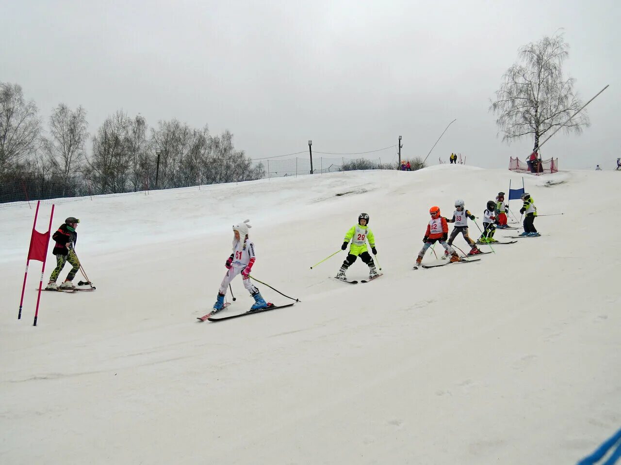 горнолыжный склон куркино. лыжная академия москва. русская горнолыжная. сшор ргш столица. новичок на горнолыжке.