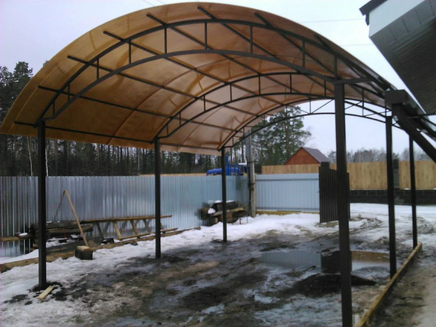 Навес сварной. Спецкаркас навесы. Арочный навес между домом и гаражом. Железный навес. Навес для белья на улице.