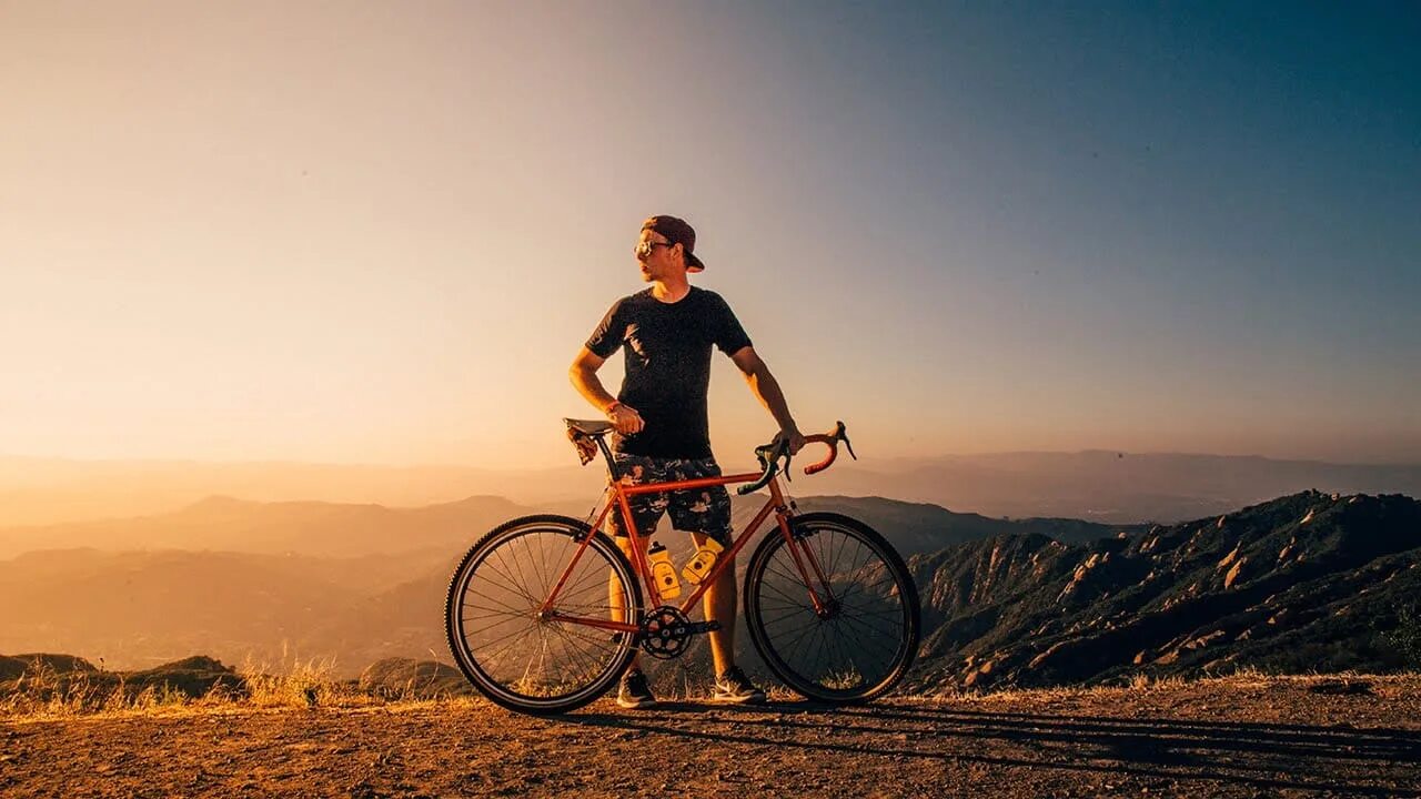 Bike travel. Поездка на велосипеде. Мужчина на велосипеде. Путешествие на Велике. Путешествуя на велосипеде.