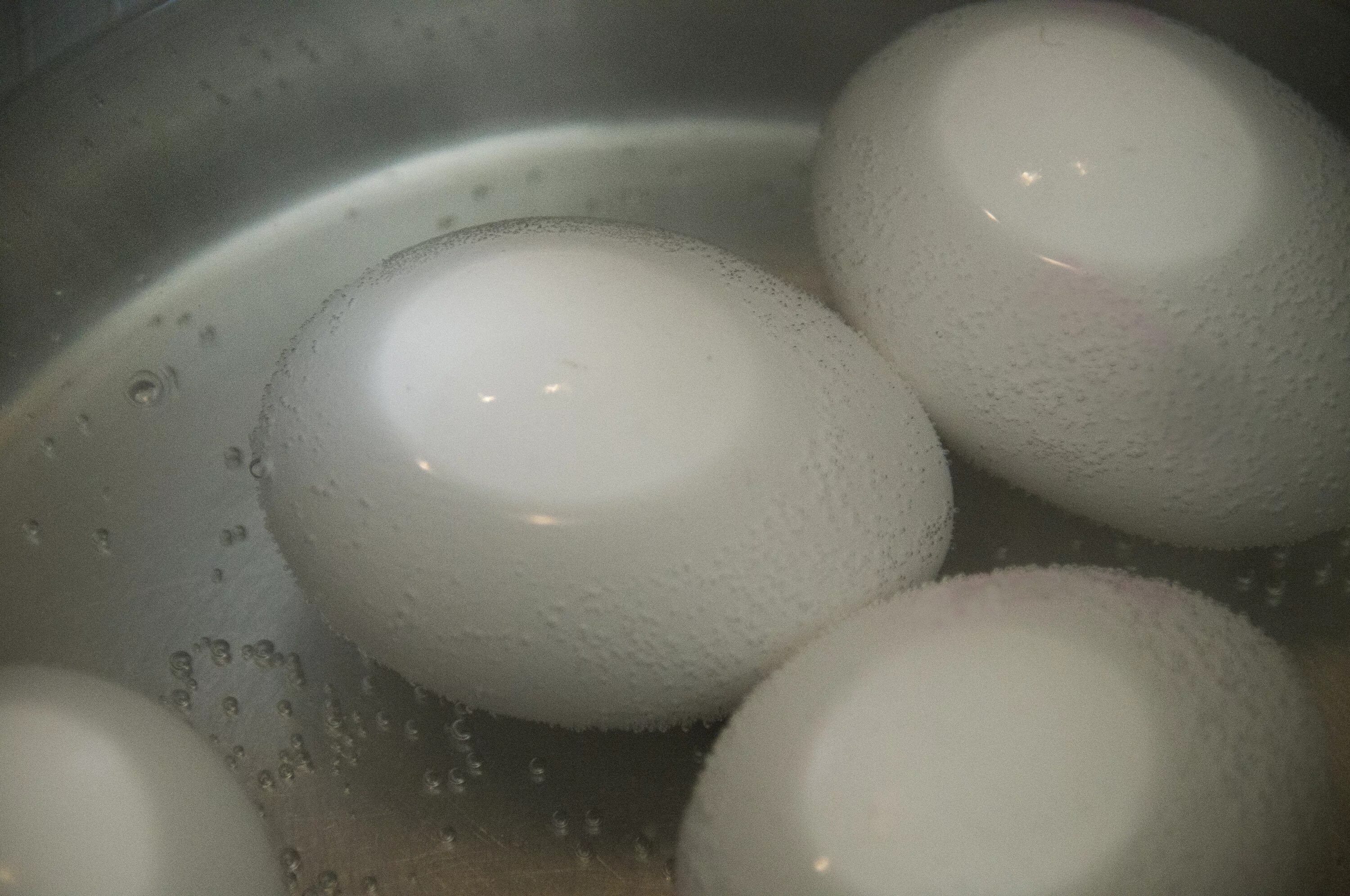 Вареное яйцо при комнатной температуре. Яйца в кастрюле. Отварные яйца. Недоваренное яйцо. Вареные яички.