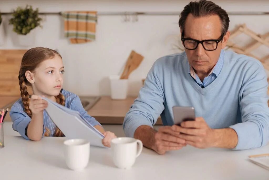 Мама игнорирует ребенка. Безразличие родителей к детям. Ребенок игнорирует взрослых. Пренебрежение ребенком. Игнорирующая мать.