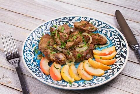 Куриная печень жареная с яблоком