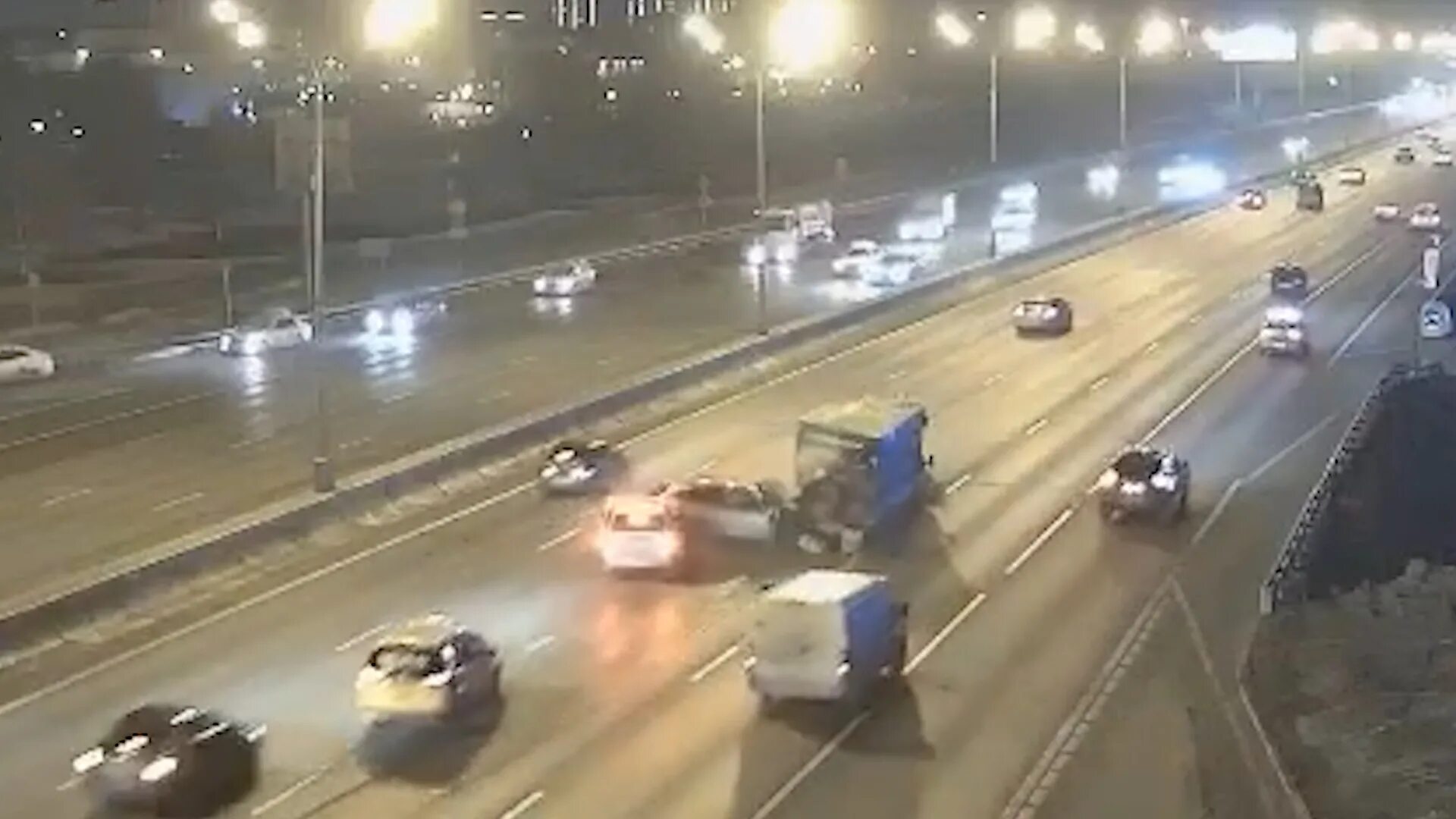 12. Машина перевернулась на мкаде вчера. Мкад. Codd дтп на мкад. На мкаде легковушка с грузовиком авария.