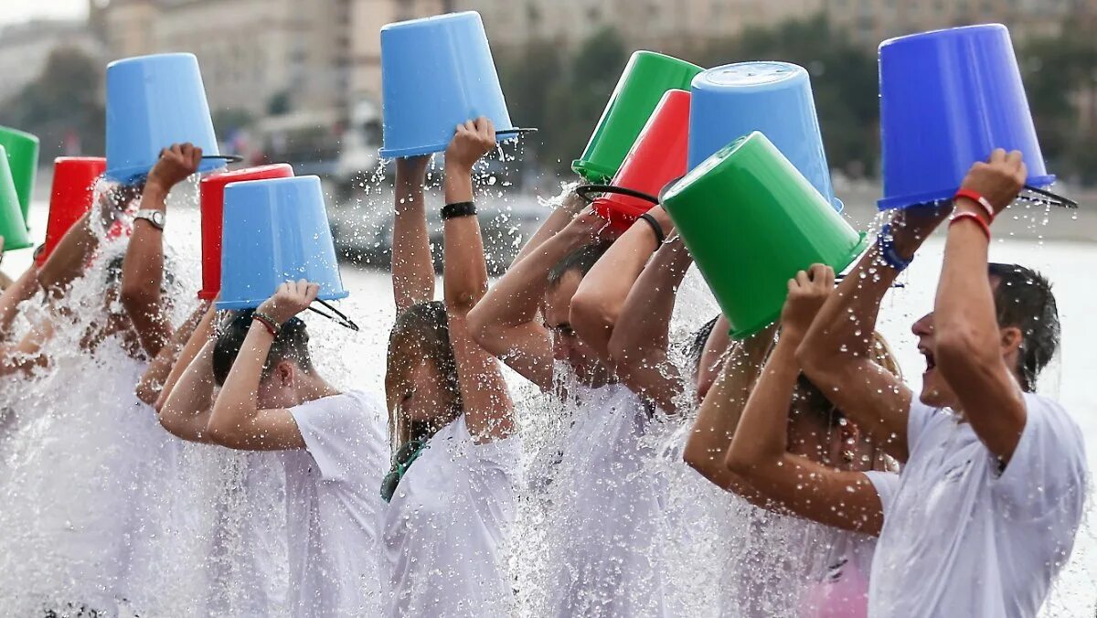 Обливание водой. Обливание закаливание. Обливание холодной водой. Обливаться холодной водой. Зеленые холодной водой