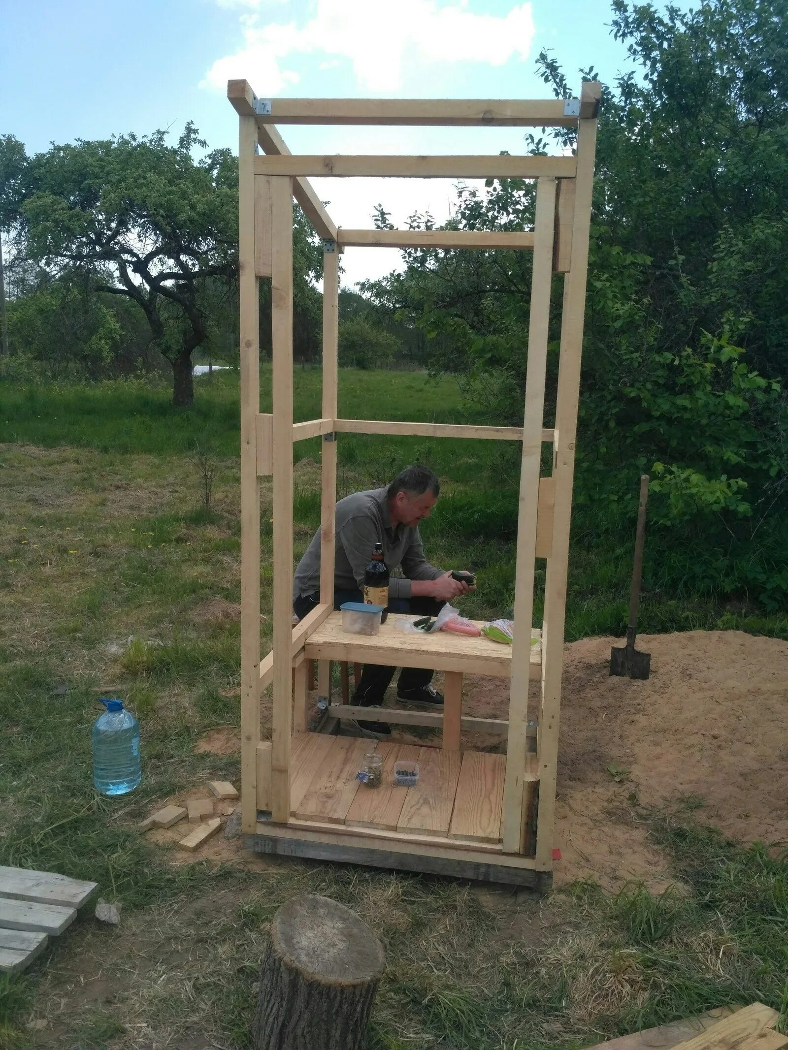 Деревянный туалет. Двери для садового туалета. Как сделать туалет из дерева. Как сделать туалет из дерева. Уличный туалет.