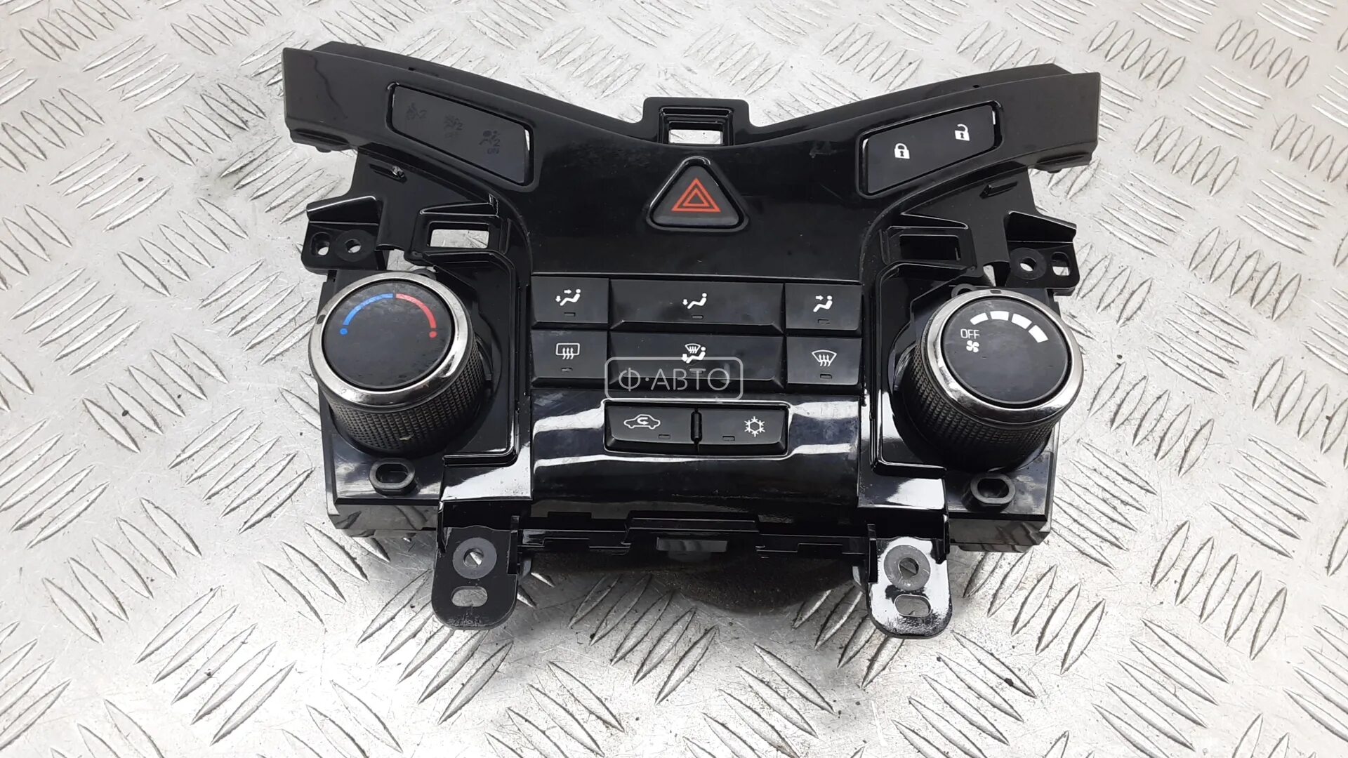 Блок управления печкой круз. Шевроле круз 2010 панель управления печкой. Управление печкой cruze. Шевроле круз 2011 блок климата с экраном. Блок управления отопителем chevrolet cruze.