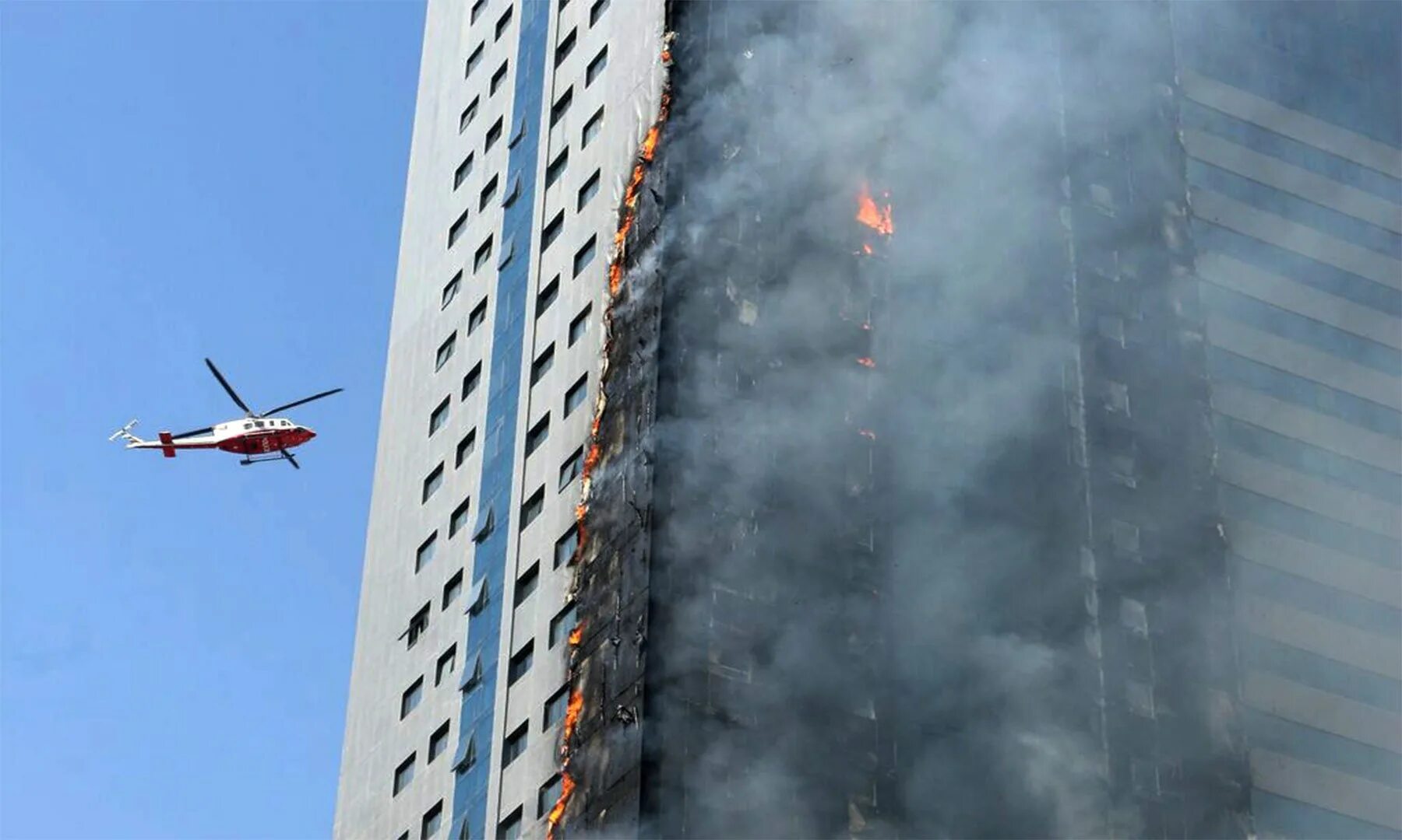 Горит небоскреб. Пожар в небоскребе. Тушение пожаров в небоскребах. Тушение высотных зданий. Тушение пожаров в высотных зданиях.