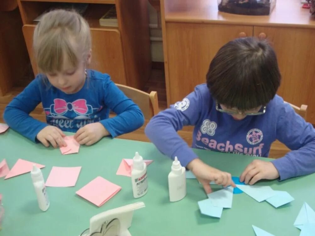 Конструирование из бумаги в подготовительной группе. Оригами в подготовительной группе. Дети конструируют из бумаги. Ручной труд в подготовительной группе. Занятия по труду в подготовительной группе