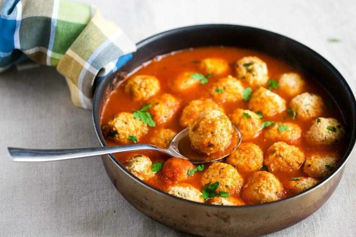 Фрикадельки с рисом в духовке. Фрикадельки из фарша. Мясные шарики с рисом. Ёжики тефтельки с рисом. Мясные шарики.
