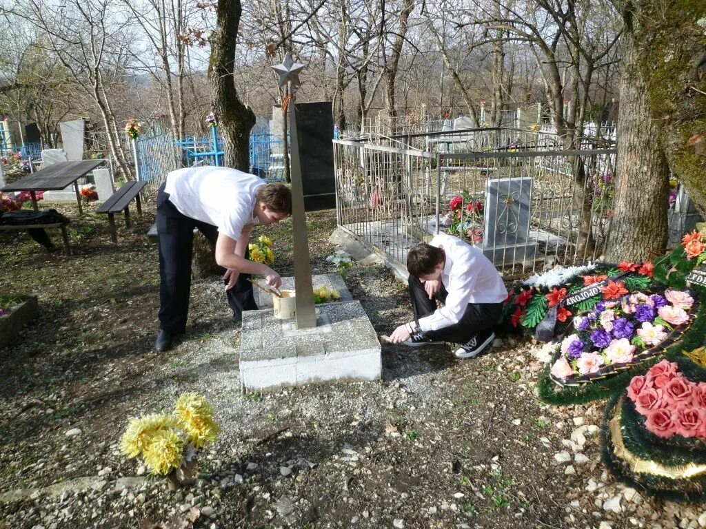 Ходят ли на кладбище в чистый четверг. Уборка на кладбище. уборка могилок на кладбище. ухаживание за памятниками. родительский день на кладбище.