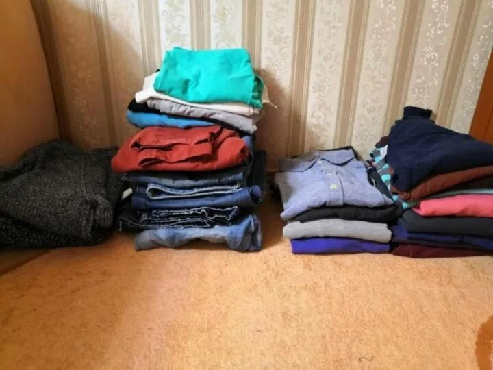Одежда даром. Бэушные вещи. Шмотки даром. Отдать вещи киров. Вещи на подростка пакетом.