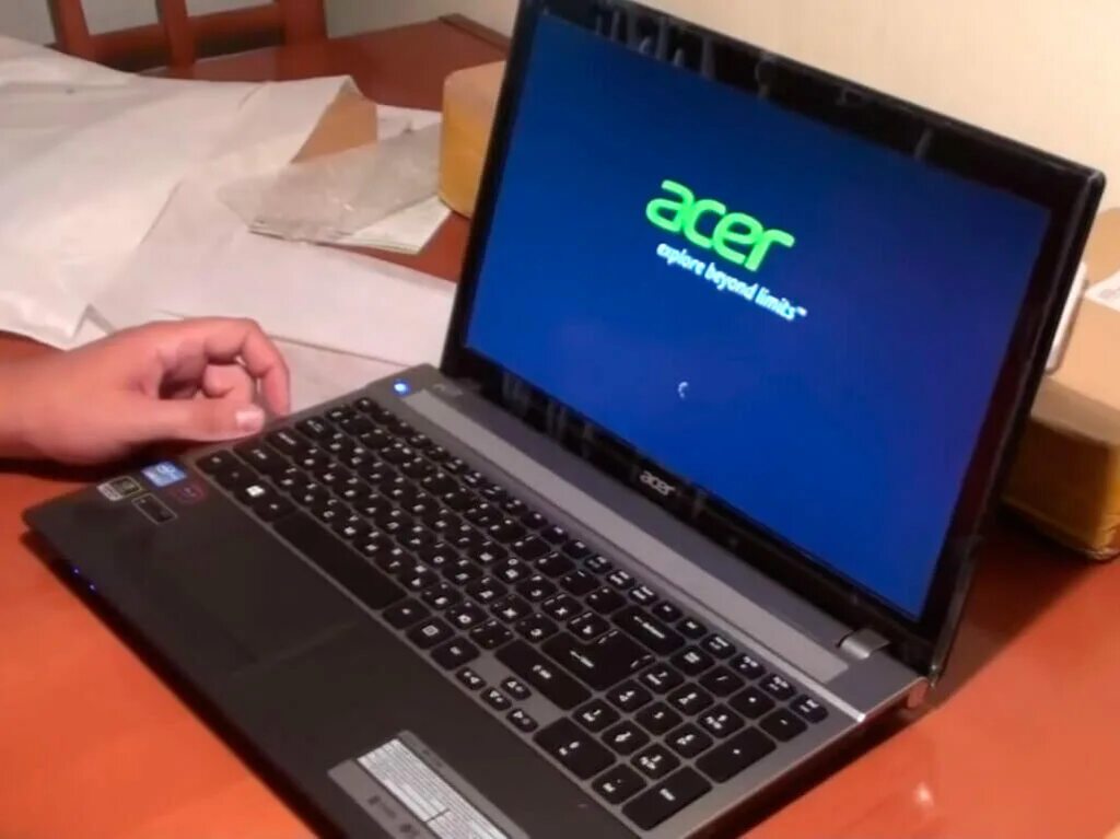 Ноутбук Асер чёрный экран. Ноутбук Acer включается. Не включается ноутбук. Как включить ноутбук Acer. Открыть ноутбук асер