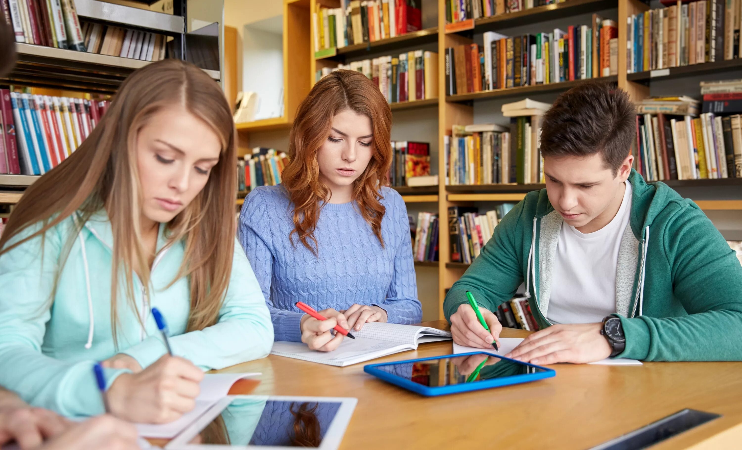 She a new student. Студенты в библиотеке. Студенты в вузе. Подросток в университете. Студенты абитуриенты.