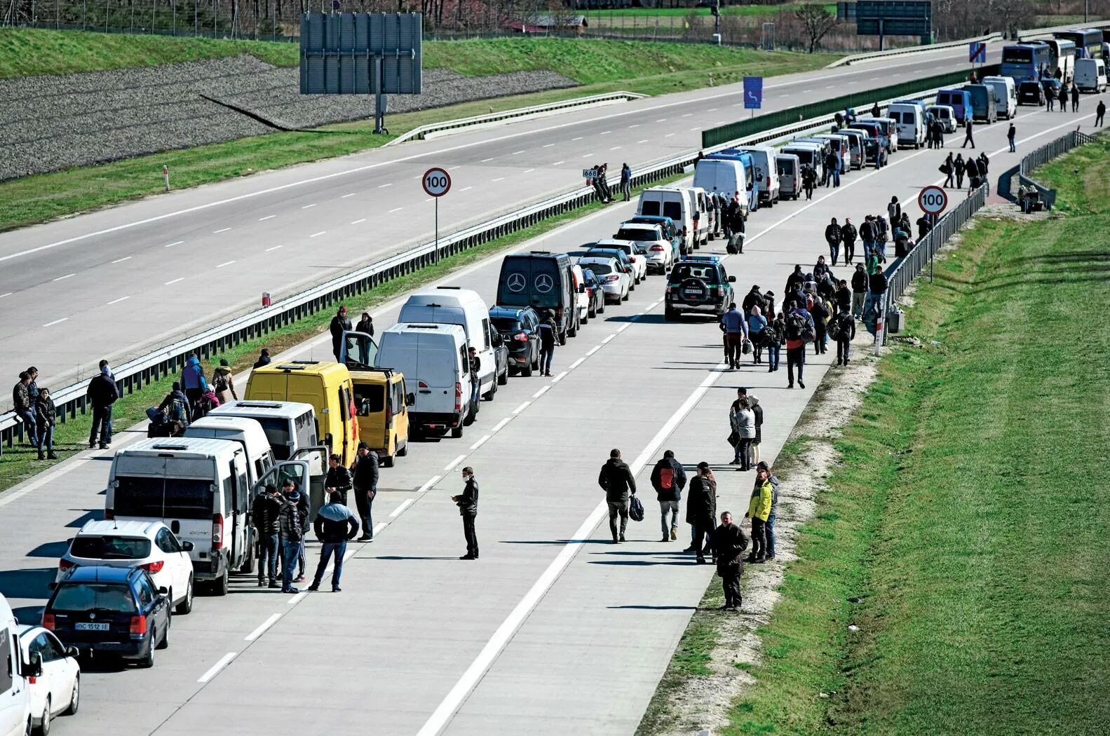 Граница польша украина сегодня. Очереди на границе с Польшей заробитчан. Очереди на границе Украины и Польши. Очередь на границе. Очереди на границе с Украиной.