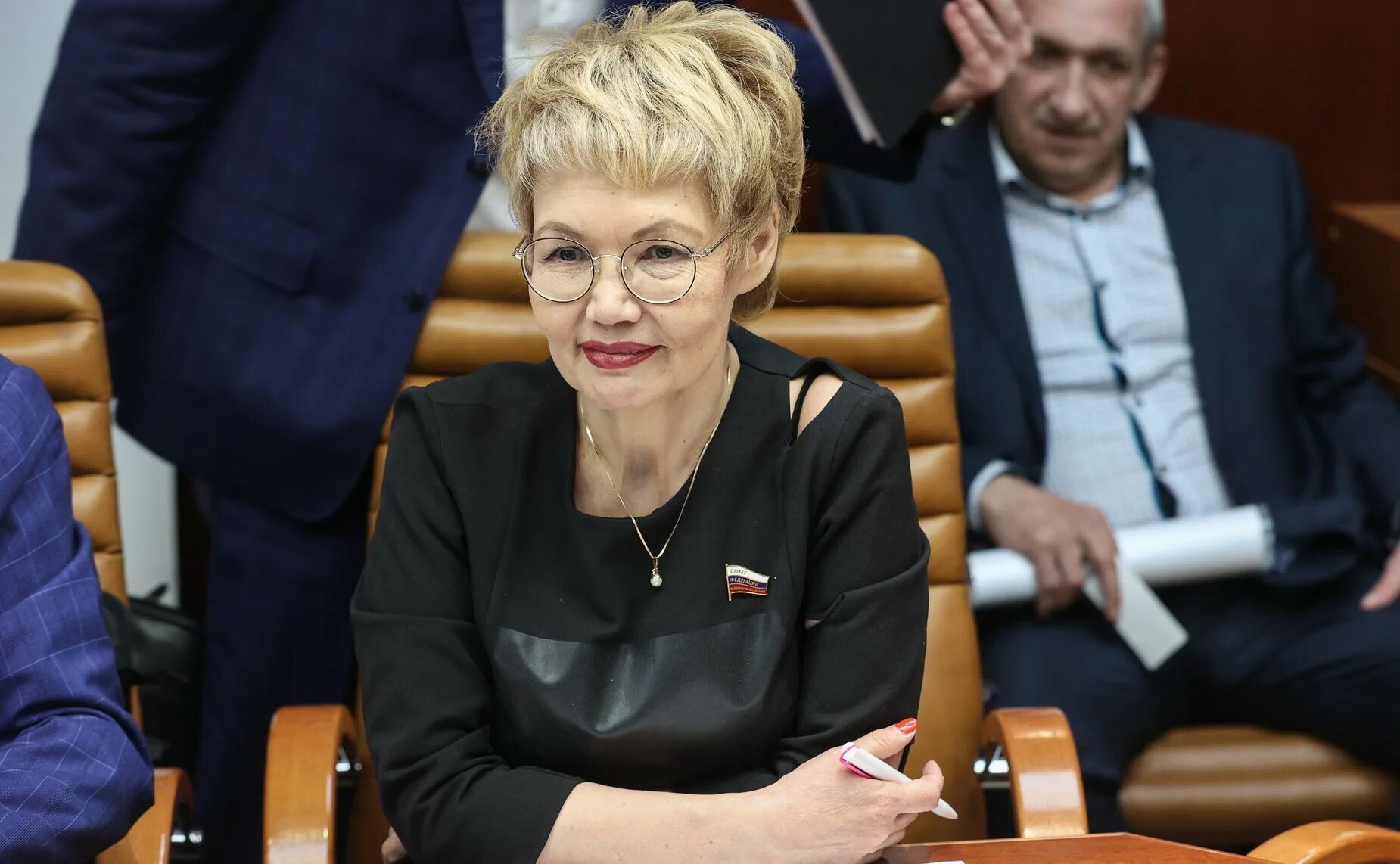 оюн дина ивановна. дина оюн в сенате. сенатор оюн дина ивановна. оюн сенатор. и сенатор.