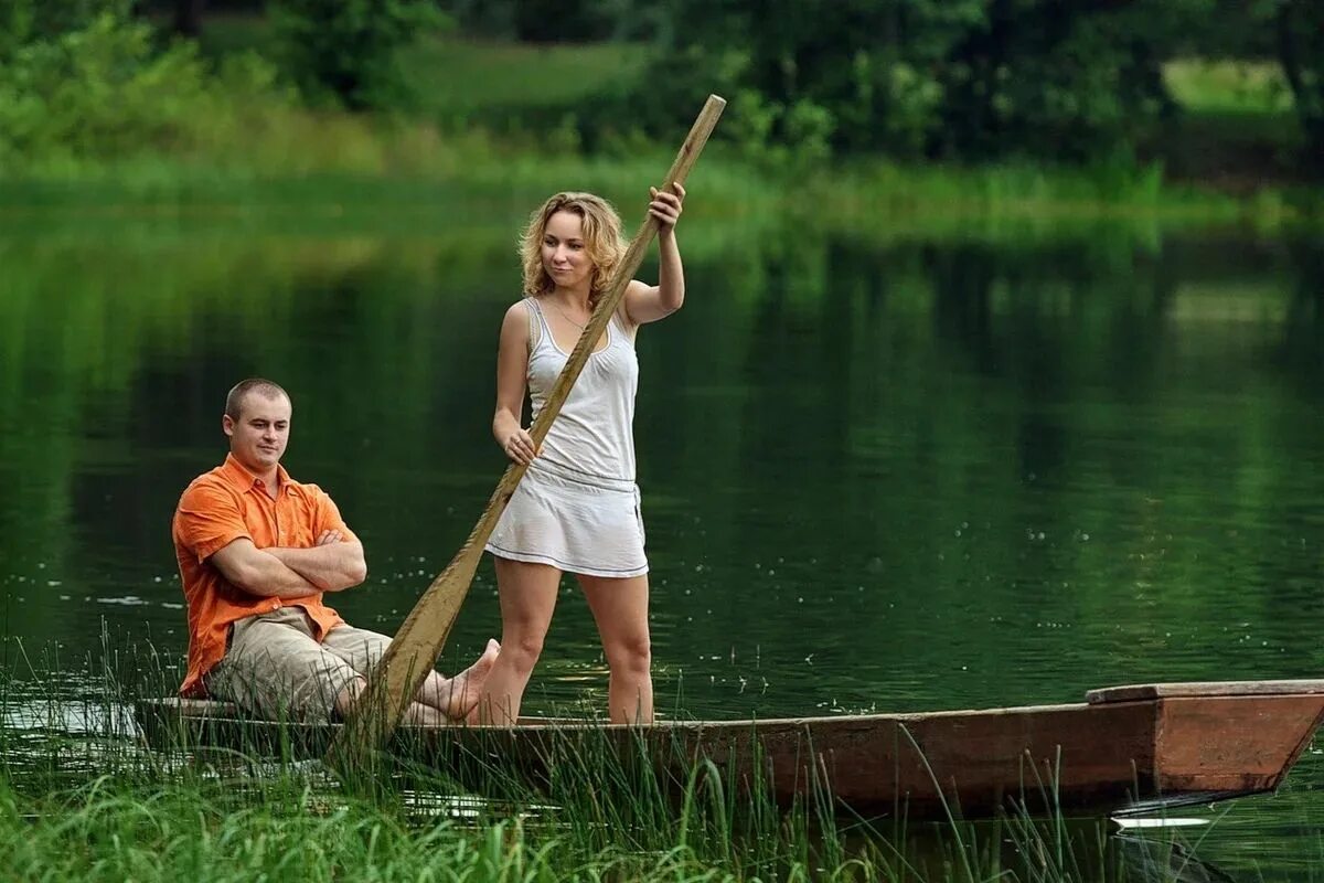Девушка на лодке с веслами. Мужчина и женщина на рыбалке. Женщина и мужчина рыбачат. Равноправие мужчин и женщин юмор.