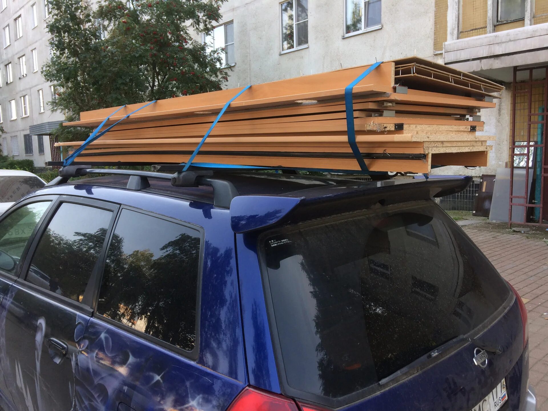 Перевозка багажника на крыше. Груз на крыше автомобиля. Шкаф на крыше авто. Turino sport 510л. Экспедиционный багажник на мицубиси л200.