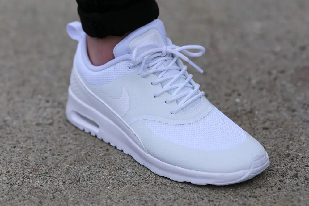 Найки светлые. Кроссовки найк АИР белые мужские. Кроссовки Nike Air Max Thea мужские. Nike Air Max Thea женские белые. Кроссовки найк мужские белые летние.