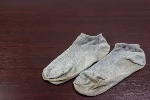 Грязные белые носки девушки