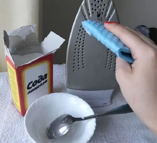 Очиститель утюга от нагара. Пригорел утюг чем можно почистить. Средство для очистки подошвы утюга. Чистка подошвы утюга. Очистить подошву утюга в домашних.