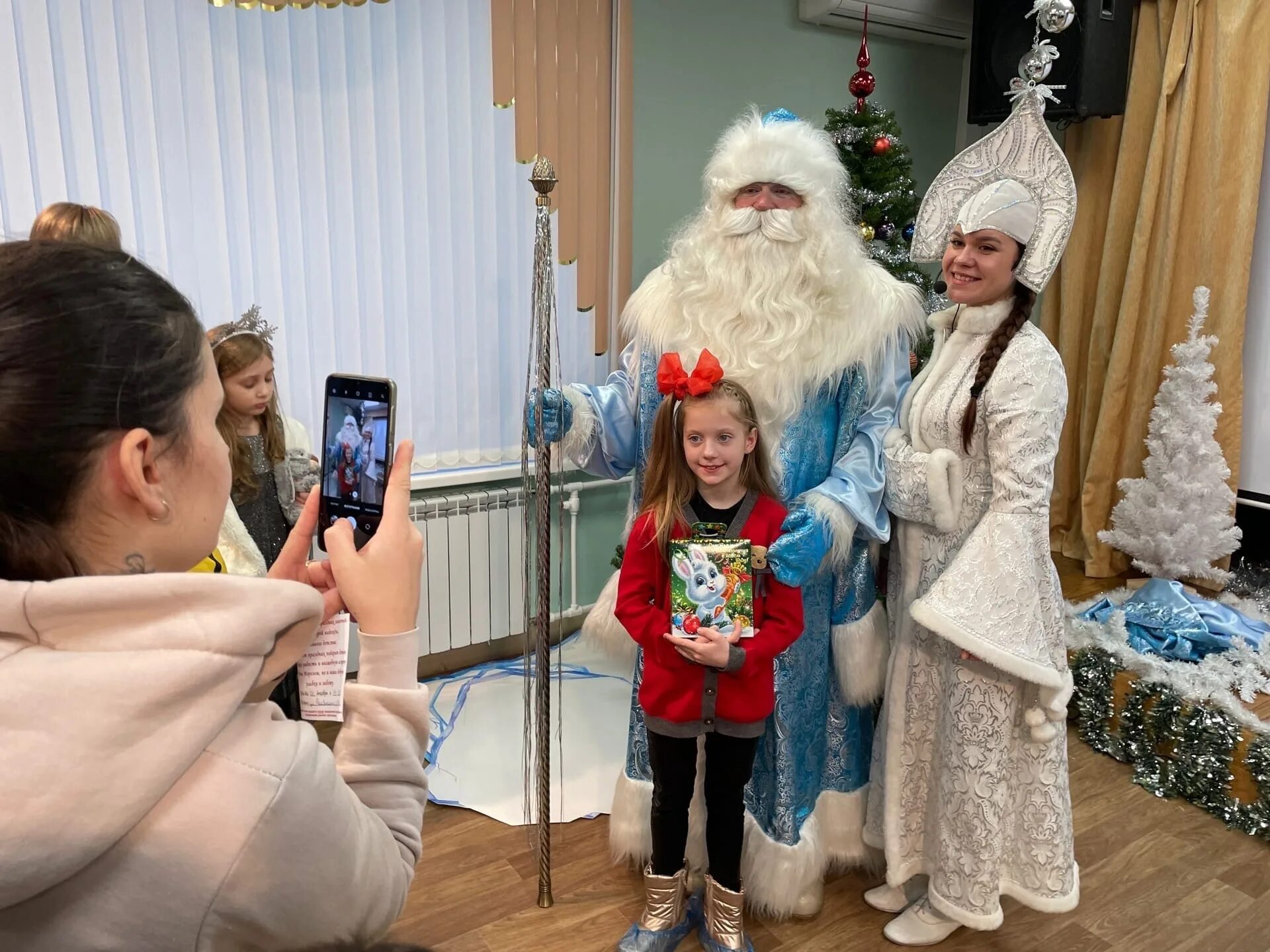 Снегурочка в школе. Новогодние дед мороз и снегурочка. Дед мороз и снегурочка в школе. Дом деда мороза. Дед мороз и снегурочка в офисе.