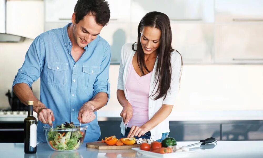 Wife cooking. Совместная готовка. Мужчина и женщина готовят вместе. Готовим вместе. Мужчина готовит для женщины.