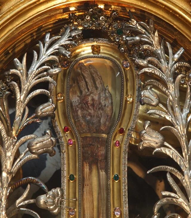 религиозные реликвии. гора афон монастырь ксиропотам. афон монастырь дохиар реликвии для святыни. религиозные реликвии. церковные реликвии.