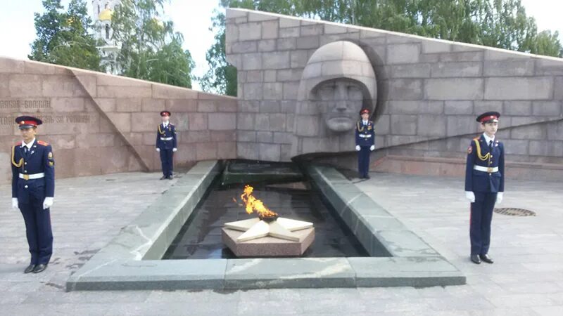 Пост no 1. Какарул у вечного огня в Барнауле. Рыбинск караул у вечного огня Обелиск. Вечный огонь Иркутск Почетный караул. Почётный караул у вечного огня в Иркутске форма.