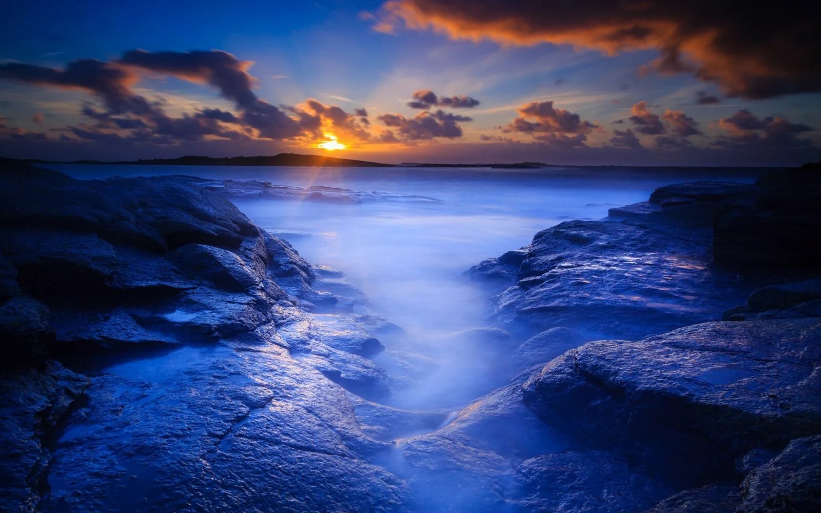 Свет твоего океана. Голубой закат. Синий рассвет. Красивое голубое море. Красивые пейзажи океана.