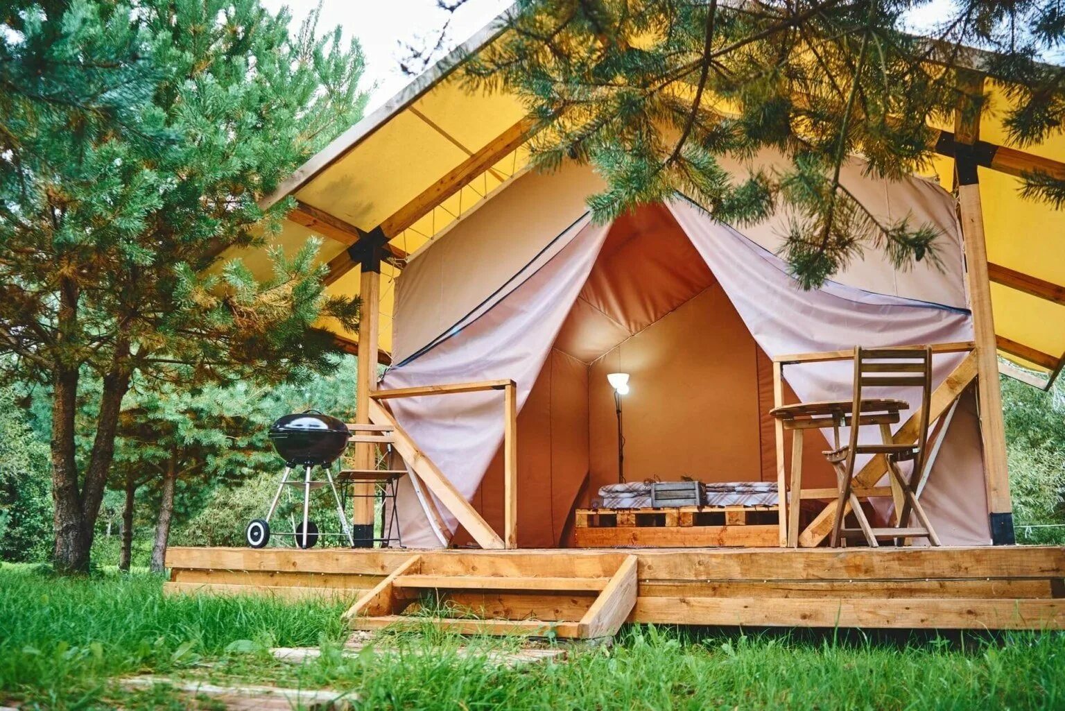 Малина зеленоградск. Куршская коса кемпинг глэмпинг. Polyana Glamping на Куршской косе. Поляна глэмпинг Куршская коса.