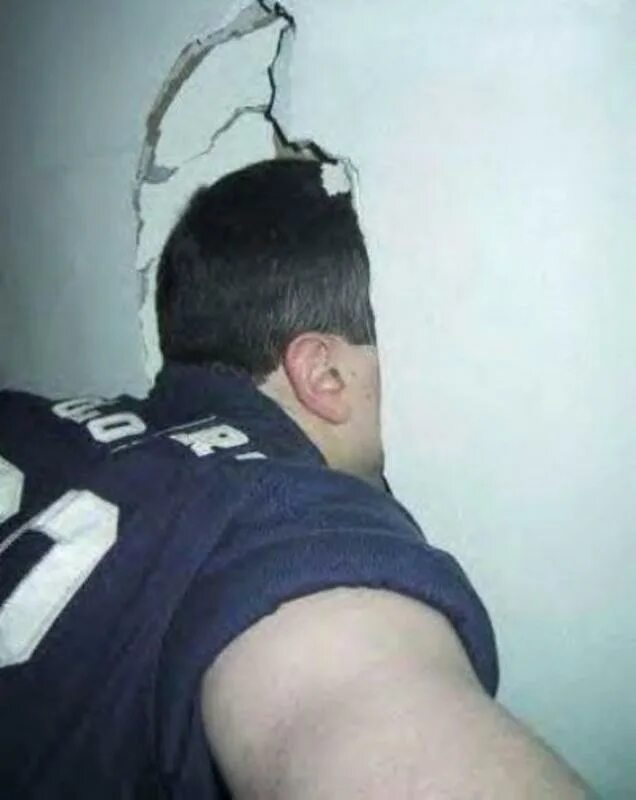 Я с пробитой башкой в коридоре. Я с пробитой башкой в коридоре. Я с пробитой башкой в коридоре. Пробитая дверь. Женщина избила девочку в лифте.