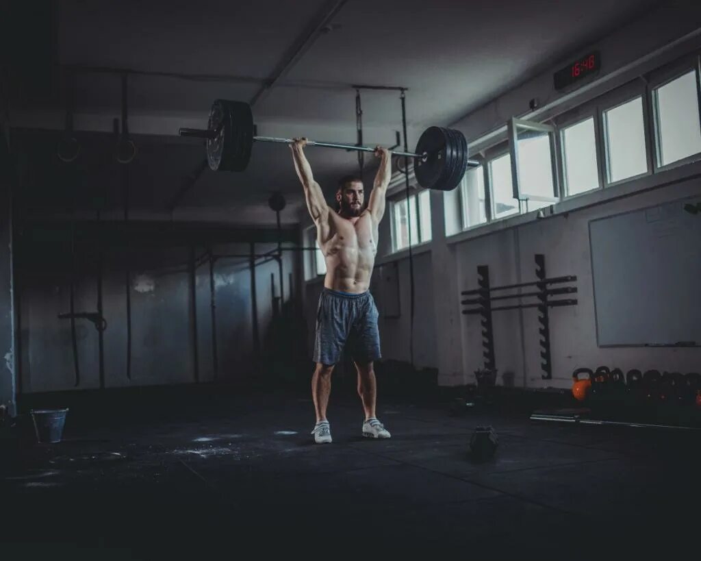 Тренировка. Тренер в спортзале. Групповой функциональный тренинг. Силовые тренировки. Тренируется в зале.