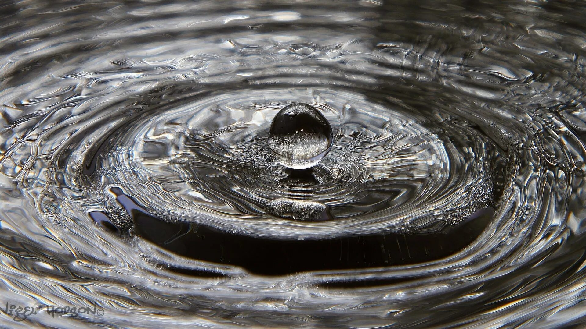 Капли воды. Капелька воды. Круги на воде. Картинки на рабочий стол вода. Сверху капает вода