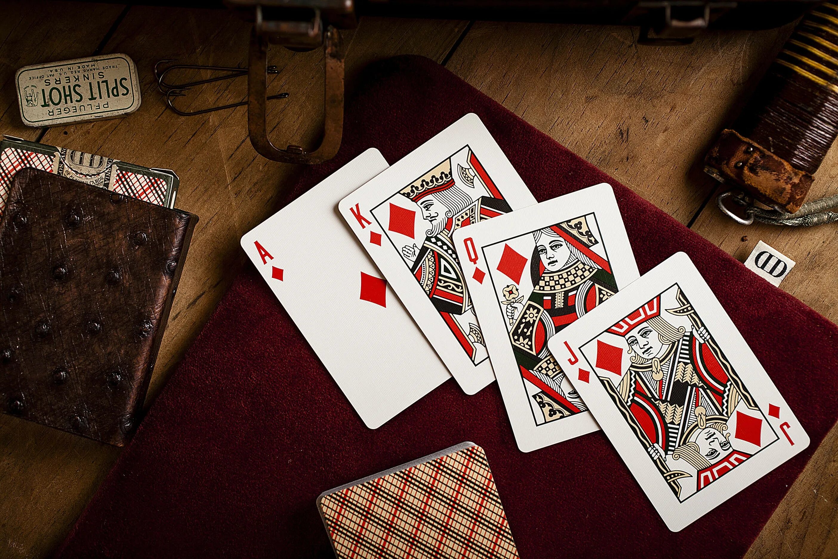 Новая карточная игра. Игральные карты. Красивые игральные карты. Карты на столе. Игральные карты на столе.