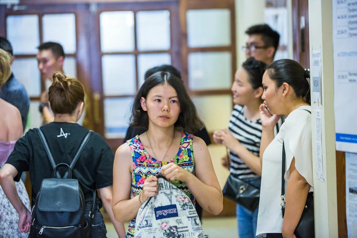 Абитуриенты в вуз. В вузы принимающие девушек. Портрет студента. Поступление в вуз. Свфу абитуриенты.