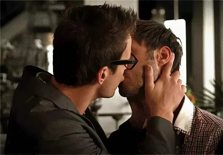 Целоваться друг с другом парня. Мужской поцелуй. Гомосексуальные мужчины. Любовь между мужчинами. Парни целуются.
