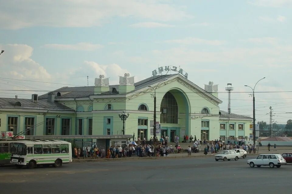 Вокзал киров телефон. Железнодорожный вокзал города Кирова. Ж Д вокзал г Киров. Город Киров вокзал. Город Киров ЖД вокзал.