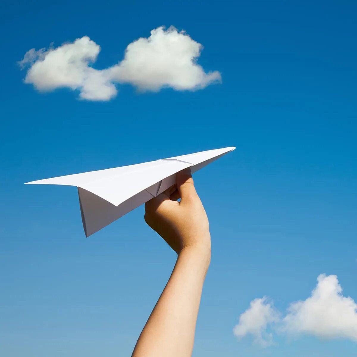 Самолет бумажный теперь уже не важно. Бумажный самолетик. Красивый бумажный самолетик. Летающий бумажный самолетик. Много бумажных самолетиков.