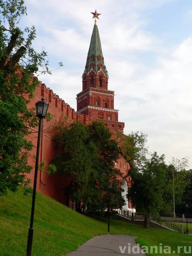 Боровицкая (Предтеченская) башня. Боровицкая башня Московского Кремля. Боровицкая башня холм. Александровский сад Боровицкая башня.