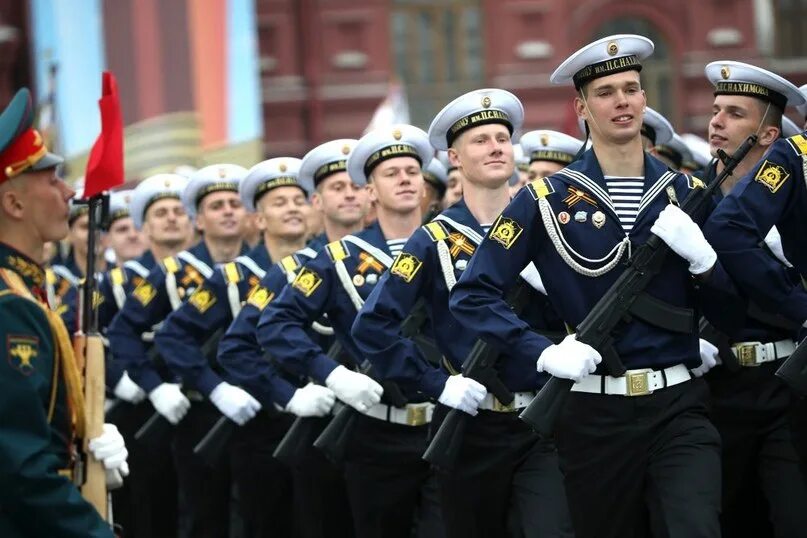 Парадная форма ВМФ на параде Победы. Курсанты БВМИ. Балтийский военно-морской институт парад. БВМИ курсанты на параде. Кто служит на флоте