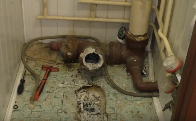 демонтаж унитаза. демонтировать туалет. демонтировать туалет. демонтировать туалет. унитаз в частном доме.