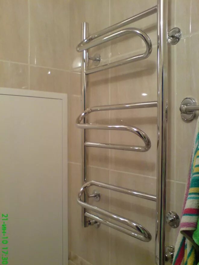 полотенцесушитель в ванной хрущевка. полотенцесушилка в хрущевке. полотенцесушитель в ванной. ванна в хрущевке полотенцесушитель. полотенцесушитель старый.