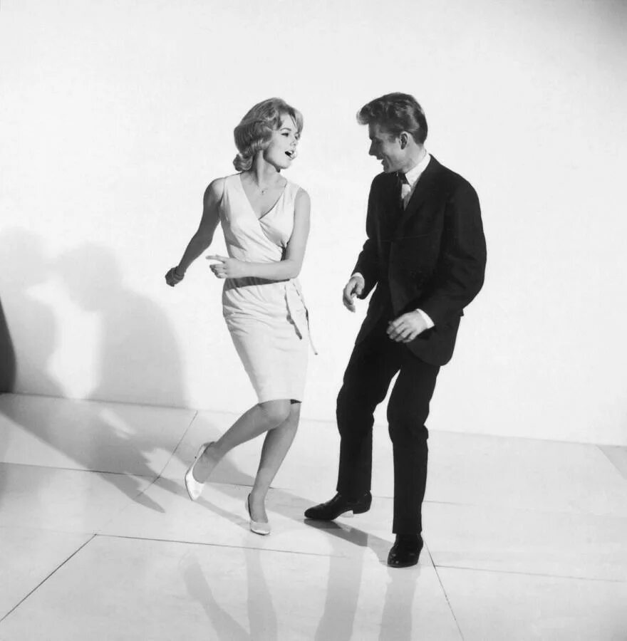 рок-н-ролл, буги-вуги, твист, шейк. сюжетный твист. человек танцует твист. танцуем твист. буги-вуги танец.