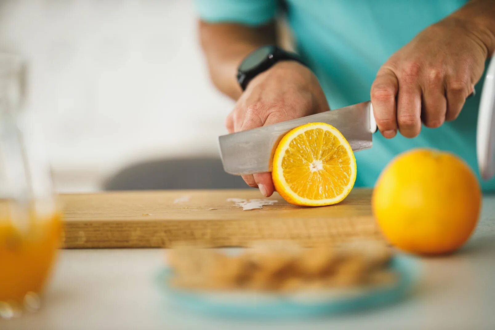 Cut to the feeling. Cut Fruit. Моноедение. В мужской руке фрукт. Cutting Fruit.