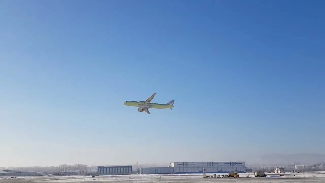 Первый полет мс. МС-21-300 крыло. Самолет взлет мс21. МС 21 С российским крылом. Самолеты Воронежского авиационного завода в полете МС 21.