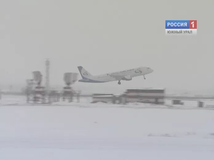 Екатеринбург челябинск самолет. Экстренная посадка самолета в Самаре. Экстренная посадка в Новосибирске 20.03.2022. Самый плохой аэропорт России. Самолет в плохих погодных условиях.