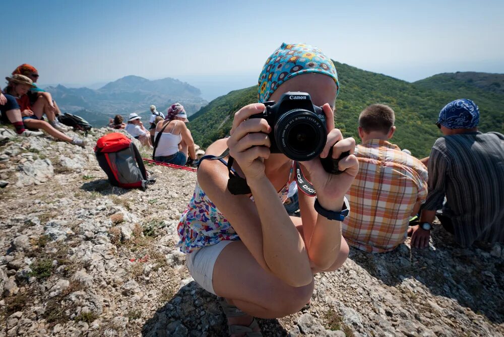 Фотограф в походе. Турист с фотоаппаратом в походе. Фотограф на экскурсии. Зеркалка в походе.