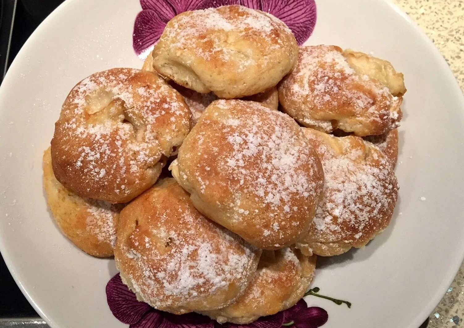 Булочка. Творожные булочки с яблоками. Булочки с творогом с посыпкой. Пирожки с яблоками в духовке. Творожные булочки с яблоками.
