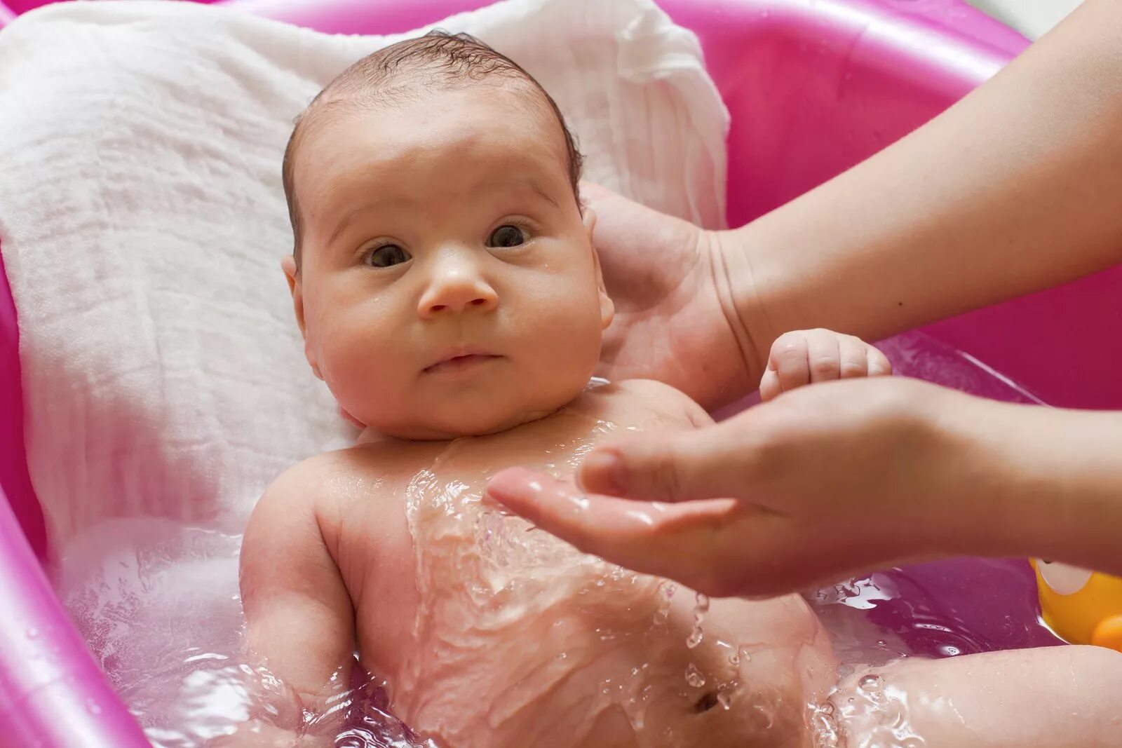 Как купать новорожденных. Можно купать ребенка при насморке. Подмывание грудных детей видео. Можно ли купать новорожденного с кашлем.